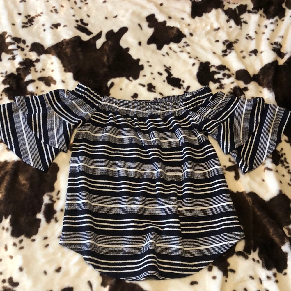 Off the shoulder, blouse that lays on the shoulder